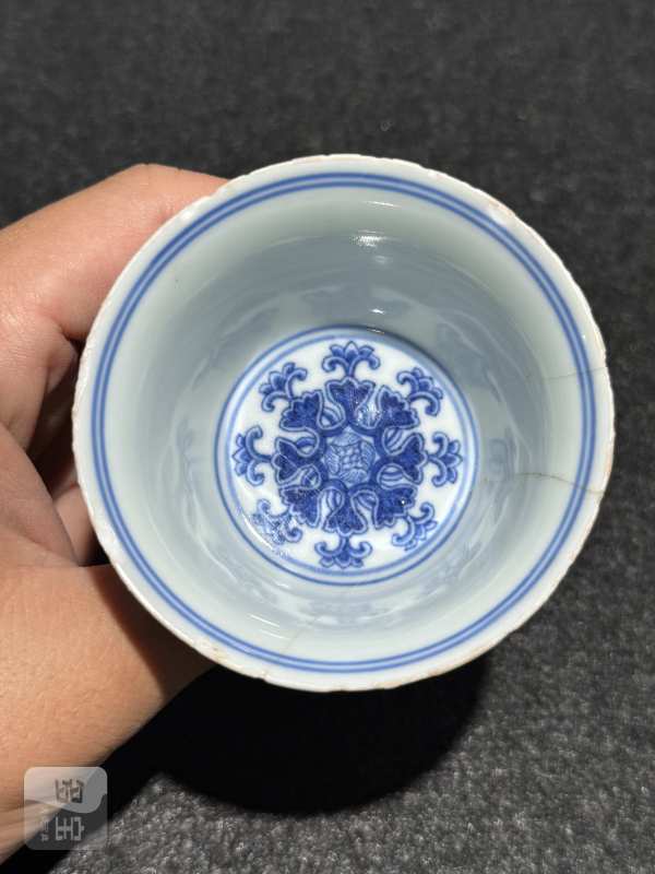 清乾隆 青花莲托梵文高足杯 - 图6
